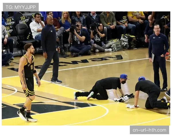 特写：年度最佳防守球员热门戈贝尔，在更衣室讲解防守站位。