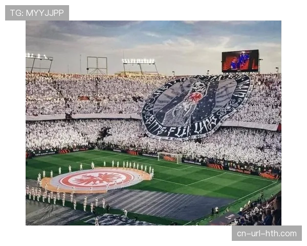 现场：威斯特法伦南看台巨型TIFO致敬多特蒙德定位球传奇