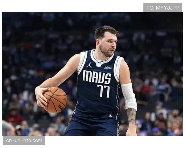 独行侠与国王比赛第三节：东契奇罕见落低位防守小萨博尼斯，造成进攻犯规